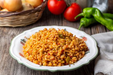 Tabakta domates sosu bulunan geleneksel Türk bulgur pilavı (Türkçe adı; meyhane pilavi))