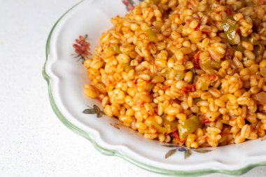 Tabakta domates sosu bulunan geleneksel Türk bulgur pilavı (Türkçe adı; meyhane pilavi))