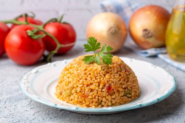 Tabakta domates sosu bulunan geleneksel Türk bulgur pilavı (Türkçe adı; meyhane pilavi))