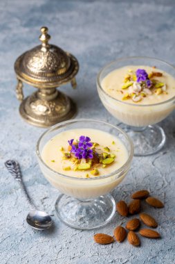 Geleneksel lezzetli Türk Tatlıları; Keskul - Puding