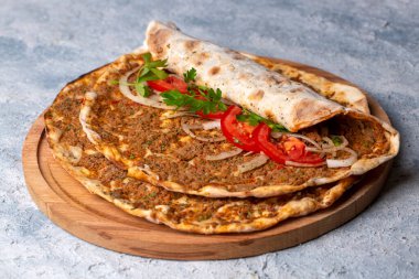Türk yemekleri; Türk pizzası - Lahmacun