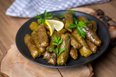Lezzetli dolma (sarma) dolma yaprağı pilavı. Lübnan Dolma Sarması tabakta. Lübnan Türk mutfağı, Yunan ortadoğu mutfağı. (Türkçe adı: Yaprak sarma)