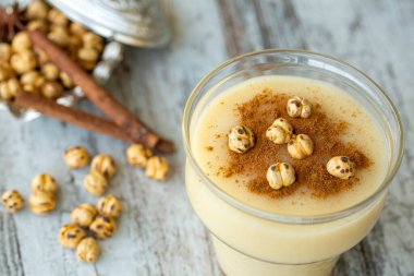 Kızarmış nohut Boza veya Bosa ile geleneksel Türk içeceği