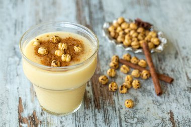 Kızarmış nohut Boza veya Bosa ile geleneksel Türk içeceği