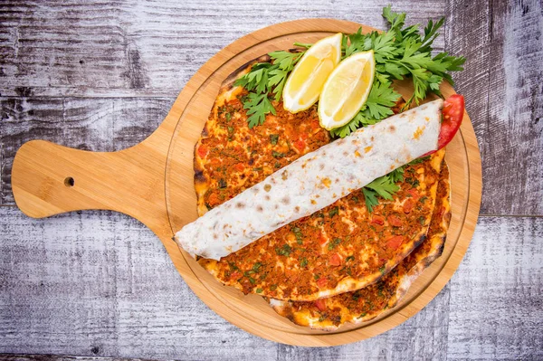 Традиционные Вкусные Турецкие Блюда Турецкая Пицца Lahmacun — стоковое фото