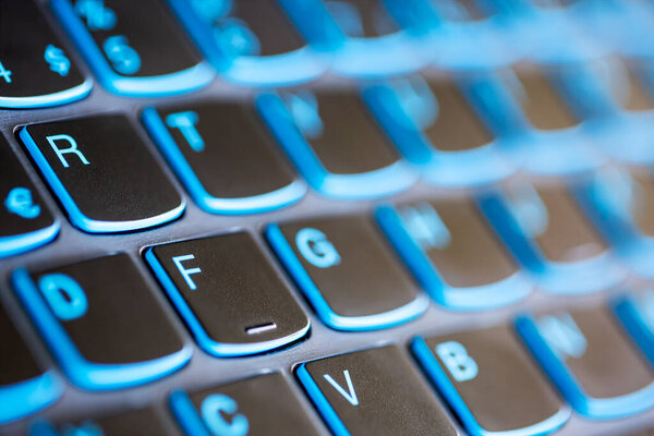 Вид сверху на клавиши клавиатуры компьютера с крупным планом
