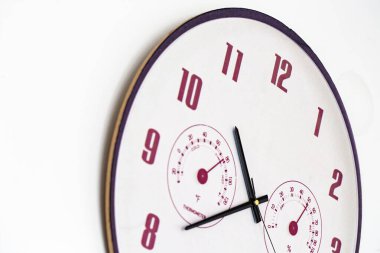 Beyaz arkaplanda duvar saati izole edildi