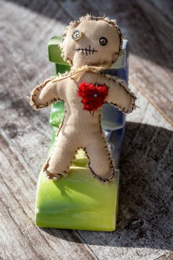 ahşap zemin üzerinde Tüyler büyü bebek fotoğrafı