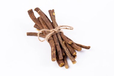 Beyaz arka plan üzerinde izole meyan kökü kök