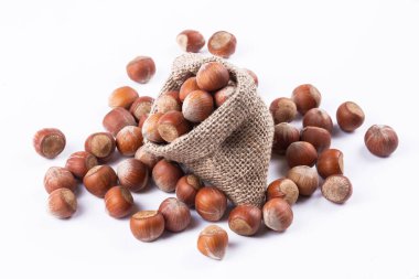 Beyaz arka planda kabuklu fındıklar