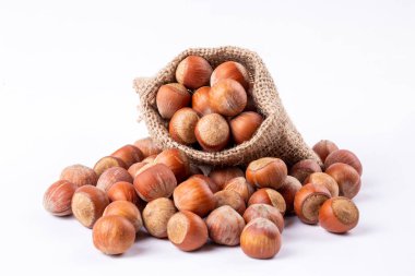 Beyaz arka planda kabuklu fındıklar