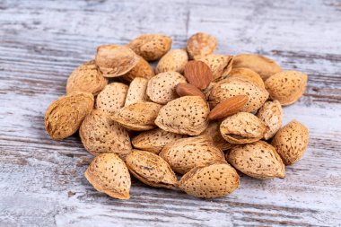 Beyaz bir arka plan üzerinde kabuklu badem