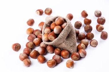 Beyaz arka planda kabuklu fındıklar