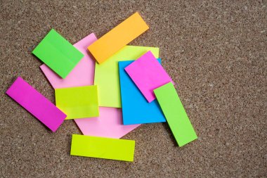 corkboard üzerine çeşitli Not kağıtları koleksiyonu