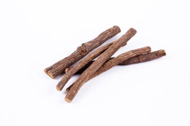 Beyaz arka plan üzerinde izole meyan kökü kök