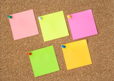 corkboard üzerine çeşitli Not kağıtları koleksiyonu