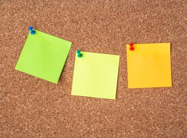 corkboard üzerine çeşitli Not kağıtları koleksiyonu