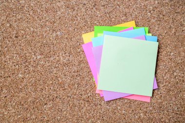 corkboard üzerine çeşitli Not kağıtları koleksiyonu