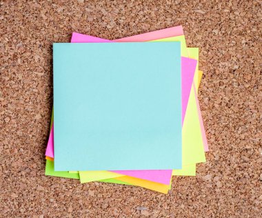 corkboard üzerine çeşitli Not kağıtları koleksiyonu