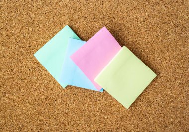 corkboard üzerine çeşitli Not kağıtları koleksiyonu
