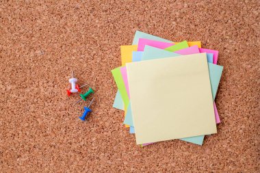 corkboard üzerine çeşitli Not kağıtları koleksiyonu