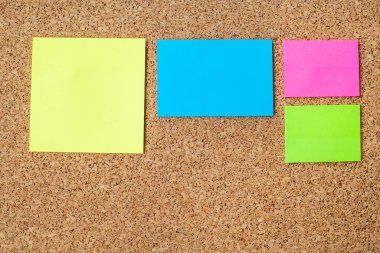 corkboard üzerine çeşitli Not kağıtları koleksiyonu