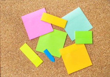 corkboard üzerine çeşitli Not kağıtları koleksiyonu