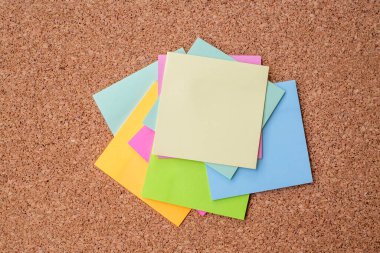 corkboard üzerine çeşitli Not kağıtları koleksiyonu