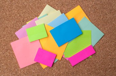 corkboard üzerine çeşitli Not kağıtları koleksiyonu