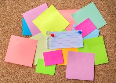 corkboard üzerine çeşitli Not kağıtları koleksiyonu