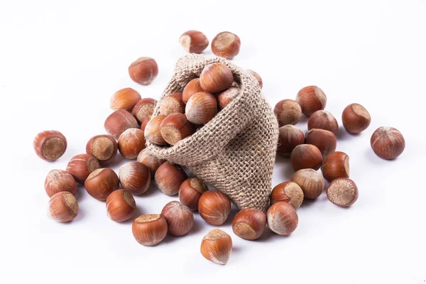 Beyaz arka planda kabuklu fındıklar