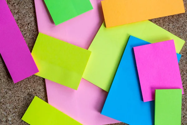 corkboard üzerine çeşitli Not kağıtları koleksiyonu
