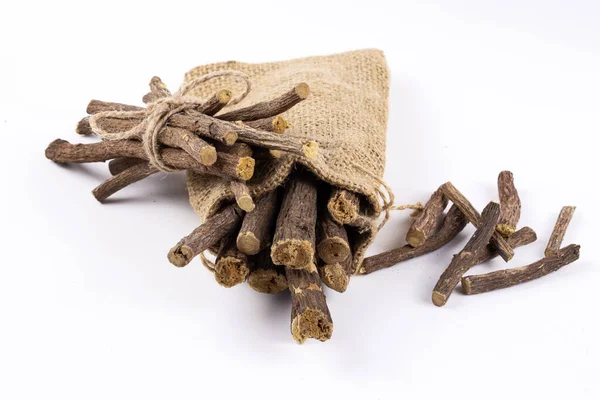 Beyaz arka plan üzerinde izole meyan kökü kök