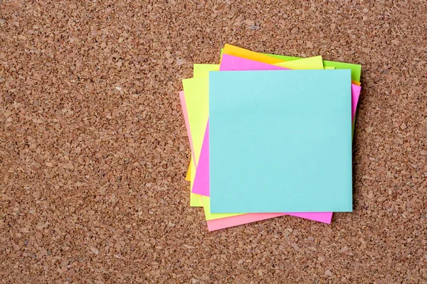 corkboard üzerine çeşitli Not kağıtları koleksiyonu