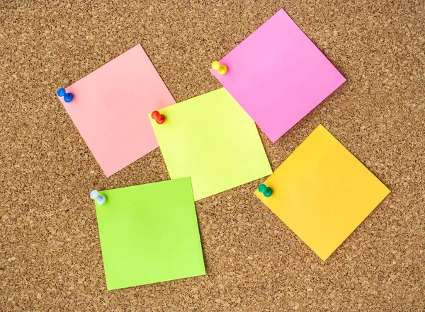 corkboard üzerine çeşitli Not kağıtları koleksiyonu