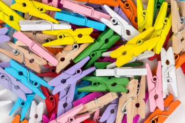 Beyaz bir arka plan üzerinde renkli ahşap giysi mandal.