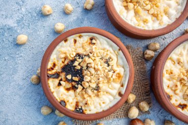 Fırınlanmış pirinç pudingi Türk sütlü tatlı. Fındıklı güveçte dikiş.