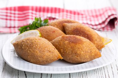 Kibbeh, Orta Doğu mutfağında (Türkçe: icli kofte) popüler bir yemektir.)