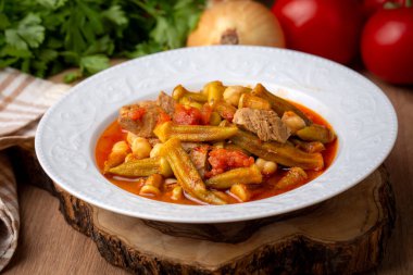 Bamya, geleneksel Türk yemekleri. (Türk mutfağı) Tabakta ev yapımı yiyecek bamyası. Organik Gıda.