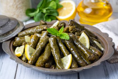 Lezzetli dolma (sarma) dolma yaprağı pilavı. Lübnan Dolma Sarması tabakta. Lübnan Türk mutfağı, Yunan ortadoğu mutfağı. (Türkçe adı: Yaprak sarma)