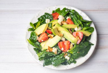 Sağlıklı diyet salatası; Avokado ile çilekli ıspanak salatası.