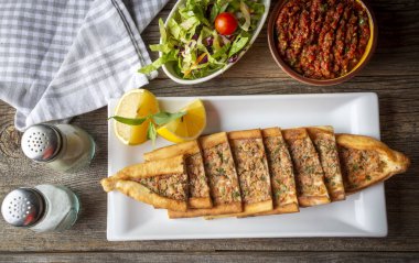Kıymalı Türk pidesi, Türkçe adı Kiymali Pide. Geleneksel Türk mutfağı. Etli Türk pizzası..