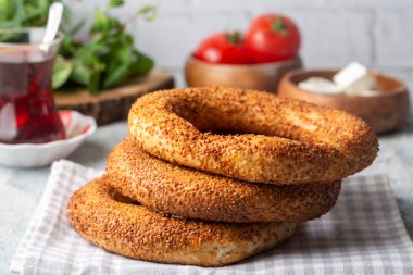 Simit adında bir Türk fast food simidi. Susamlı Türk simidi Simit. Simit geleneksel Türk pastanesidir. Türkçe isim; simit - hayat