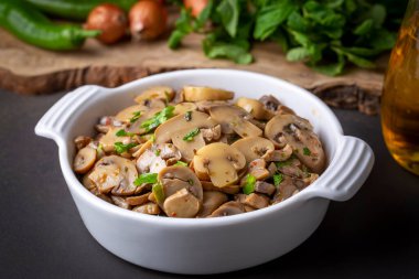 Lezzetli mantarlar sote (Türkçe: Mantar sote))