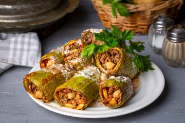 Geleneksel Türk yemekleri; doldurulmuş kabak (kousa mahshi) eti, Türkçe adı; Sihil mahsi, kabak dolmasi