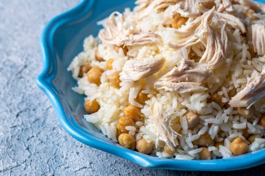 Geleneksel lezzetli Türk yemekleri; Nohutlu pilav ve tavuklu pilav (Türkçe adı: Tavuklu nohutlu pilav))