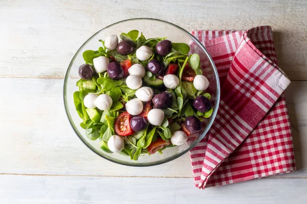 İçinde peynir topları ve zeytin olan Purslane salatası. Sağlıklı diyet salatası.