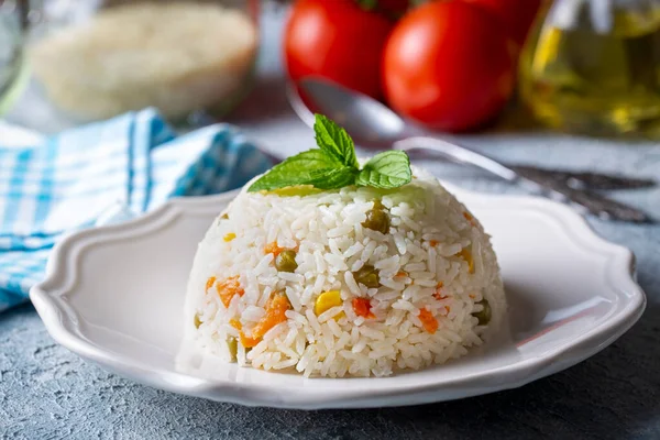 Yeşil bezelye, havuç ve tatlı mısırlı lezzetli sebze pilavı (Türkçe: sebzeli pilav))