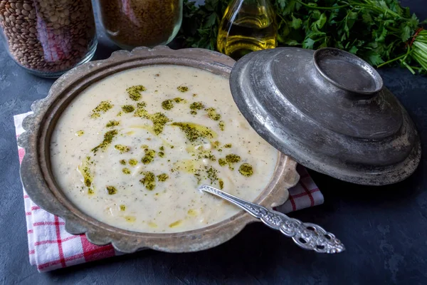 传统美味的土耳其食品 酸奶汤 土耳其语 Yayla Corba — 图库照片