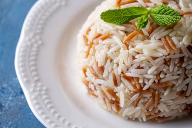 Geleneksel lezzetli Türk yemekleri; Türk usulü pirinç pilavı (Türkçe adı; Arpa sehriyeli pirinc pilavi)